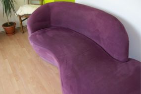 Lila Designer Sofa nach Polsterreingung sauber