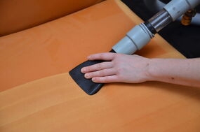 Alcantara Sofa wird gereinigt