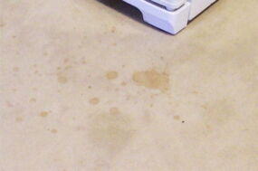 Kaffeeflecken auf Velours Teppichboden