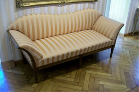 Antikes Sofa mit Seidenstoff bezogen nach Polsterreinigung