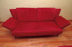 rotes Designer Sofa Alcantara sauber nach Polsterreinigung