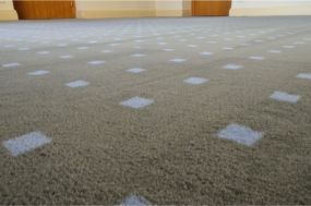 gereinigter Teppichboden grau mit blauen Karos