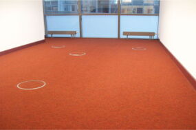 roter Teppichboden im Büro sauber