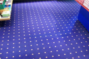 blauer Velours Teppichboden im Buchgeschäft nach Teppichreingung