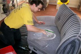 Mitarbeiter schhmponiert Couch in  professioneller Handarbeit