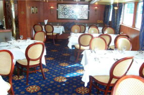 Reinigung und Trockenlegung des Teppichboden im Restaurant des Kreuzfahrtschiffs MS Saxonia nach Wasserschaden auf dem Binnenkreuzfahrtschiff MS Saxonia - Teppichbodenreinigung Karsten Vorwerk