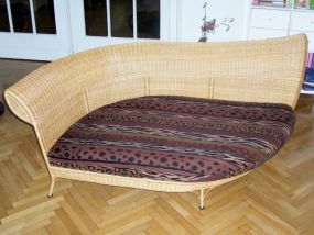 Gereinigte Sitzfläche einer Rattan-Couch