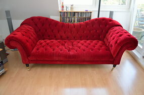 rotes Sofa sauber nach Polsterreinigung