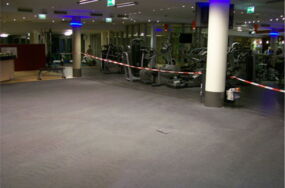 Ein gereingter Veloursteppichboden im Sportstudio ELEXIA. Eine  Neuverlegung hätte ein Vielfaches gekostet und für eine erheblich längere Ausfallzeit.