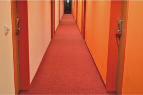 roter Nadelfizboden nach Reinigung im Hotel