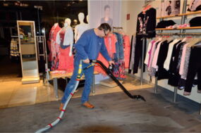 Mitarbeiter bei der Sprühextraktion