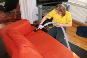 Mitarbeiterin reinigt Mikrofaser Sofa