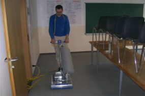 Mitarbeiter beim Carpet-Pile Lifting