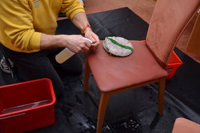 roter Stuhl mit Alcantara Polsterreinigung