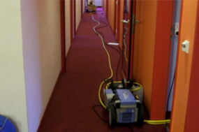 Reinigung von Auslegware im Flur eines Hotels