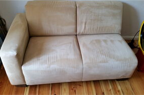 Mikrofaser Sofa nach Polsterreingung wird getrocknet