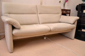 Mikrofaser 2-Sitzer Couch nach Polsterreinigung sauber
