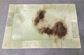Nepal Teppich mit extremen Blutfleck