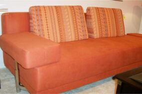 Sofa orange nach Polsterreinigung