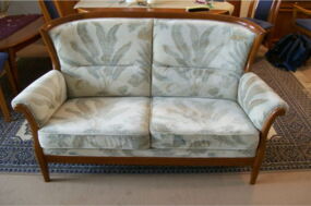helles 2-Sitzer Sofa mit Mohair bezogen und Imprägnierung