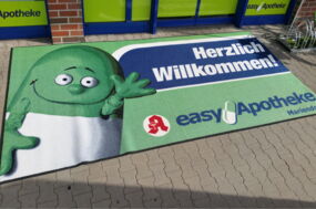 gereingte Schmutzfangmatte einer Apotheke mit Logo