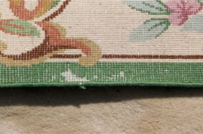 Vietnamesischer Teppich mit Mottenbefall auf der Rückseite
