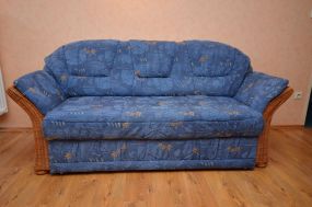 Ein blauesa Sofa mit Schalffunktion nach einer erfolgten Polsterreinigung. Unsere Polsterreingungen sind deutlich preiswerter, als der Anschaffungspreis.