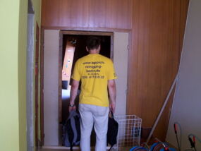 Mitarbeiter schaut auf den gereinigten Teppichboden