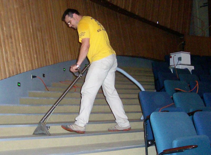 Mitarbeiter Teppichbodenreinigung